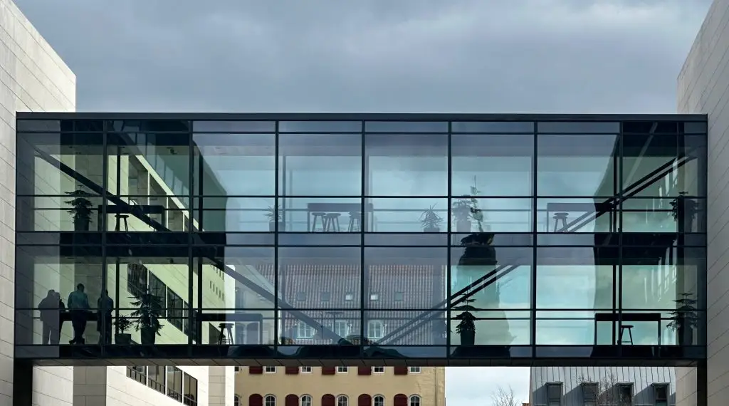 Glass Skywalk, Copenhagen Glass skywalk connecting two white modern buildings, Copenhagen